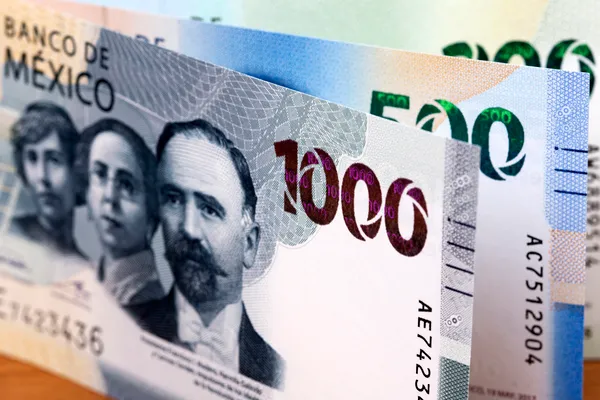 Fotografía de billetes mexicanos de varias denominaciones que simboliza un beneficio del leasing que es la deducibilidad.