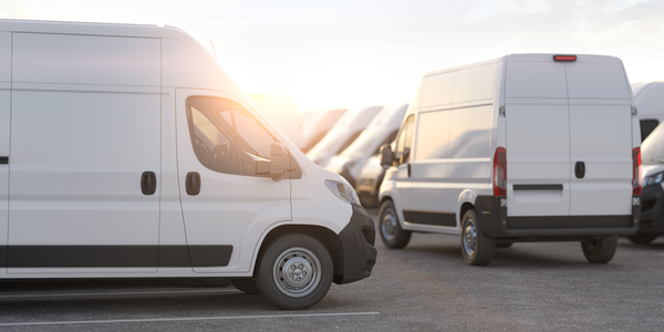 Fotografía de camionetas tipo van en color blanco que son parte de la renta de transporte de IRM Leasing.